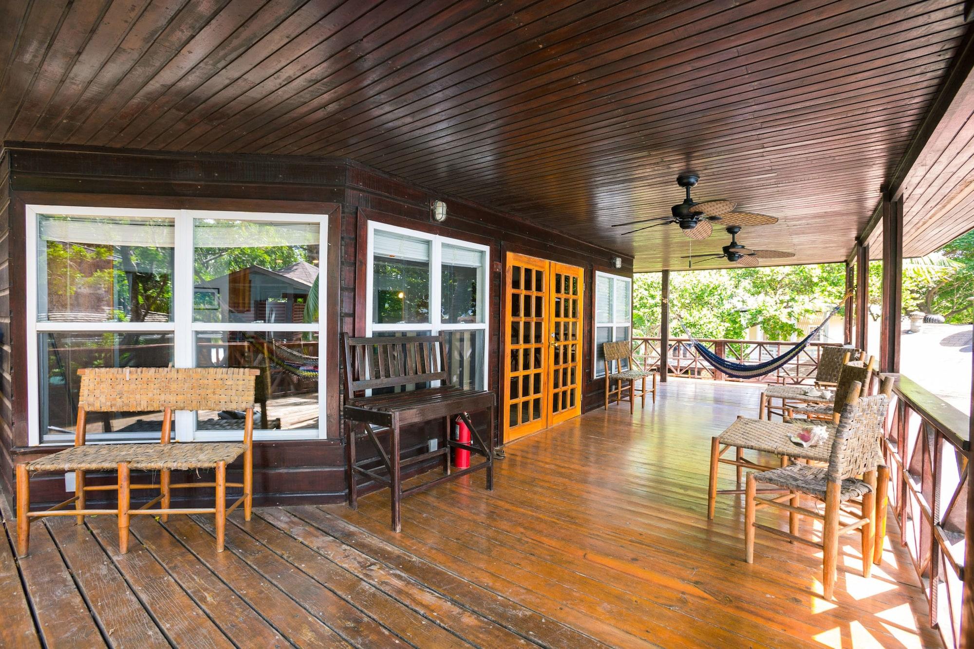 Bananarama Dive & Beach Resort West Bay Esterno foto