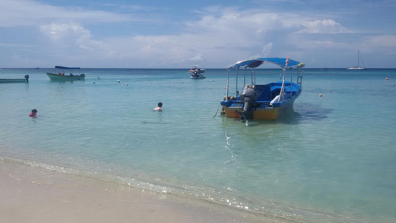 Bananarama Dive & Beach Resort West Bay Esterno foto
