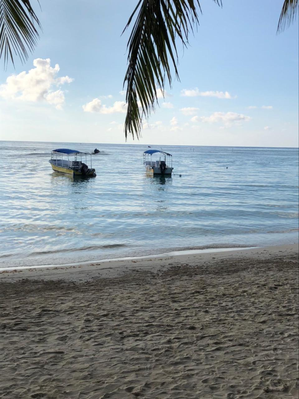 Bananarama Dive & Beach Resort West Bay Esterno foto