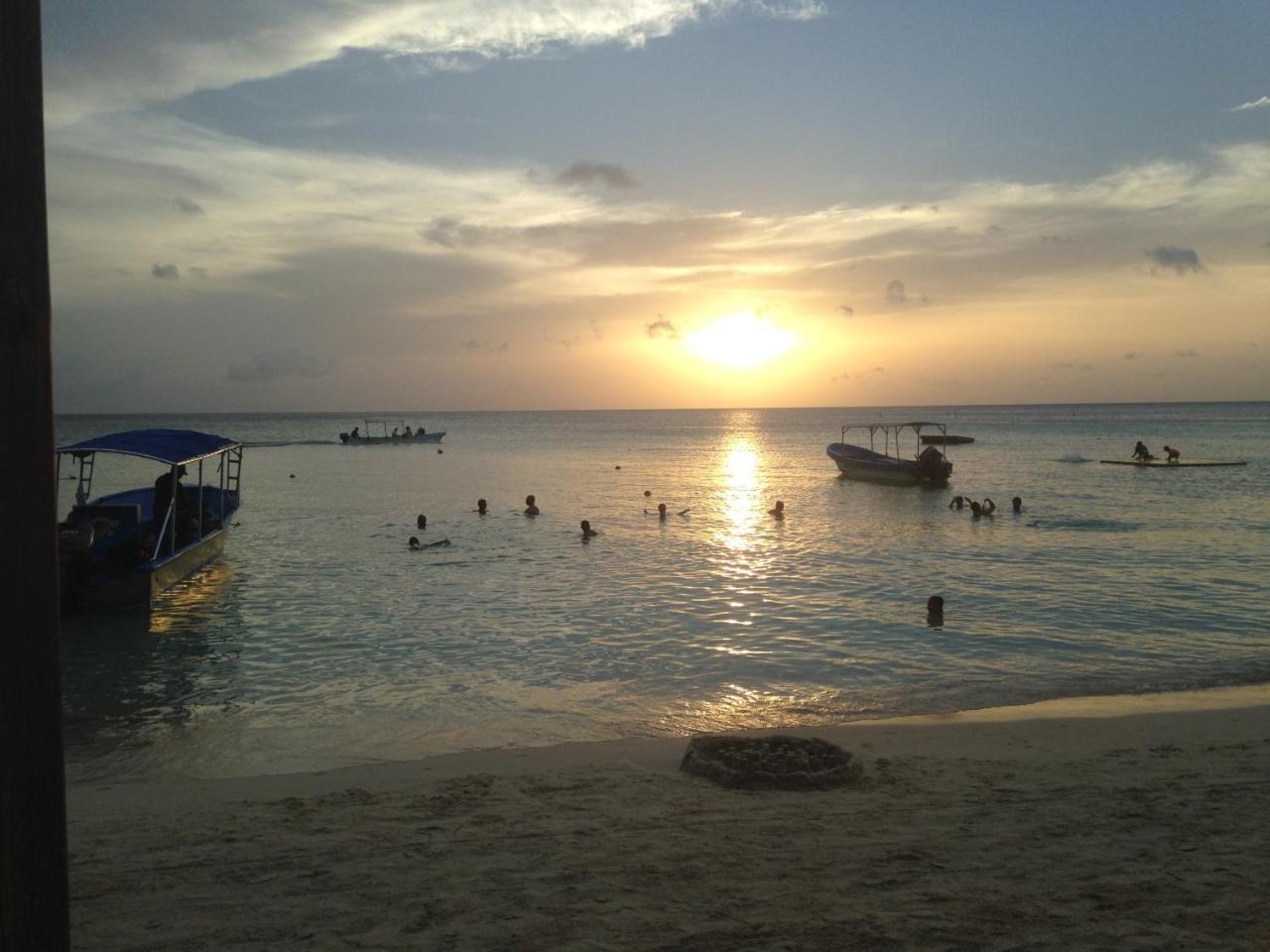 Bananarama Dive & Beach Resort West Bay Esterno foto