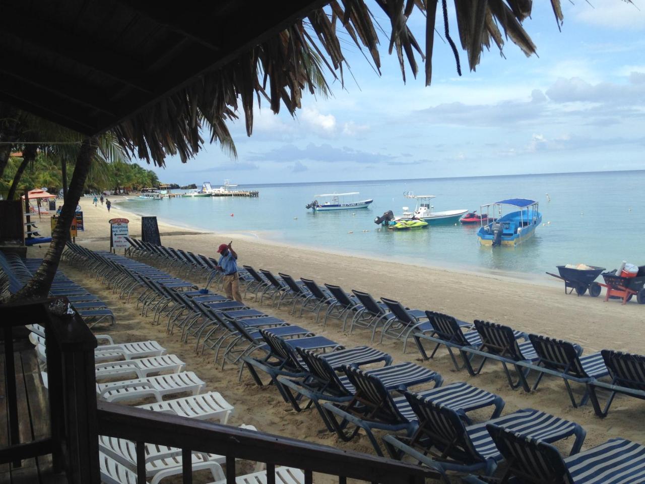 Bananarama Dive & Beach Resort West Bay Esterno foto