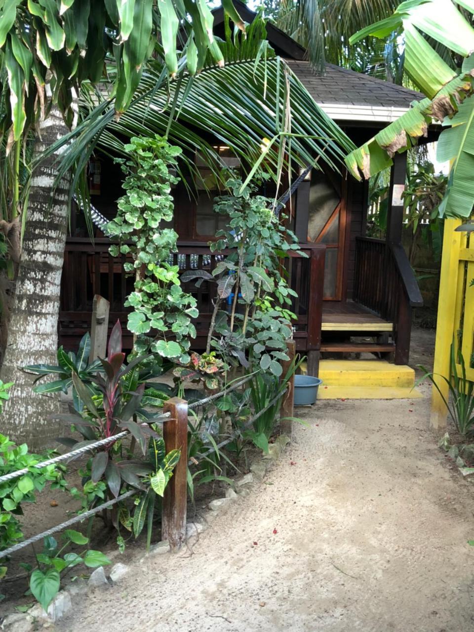 Bananarama Dive & Beach Resort West Bay Esterno foto